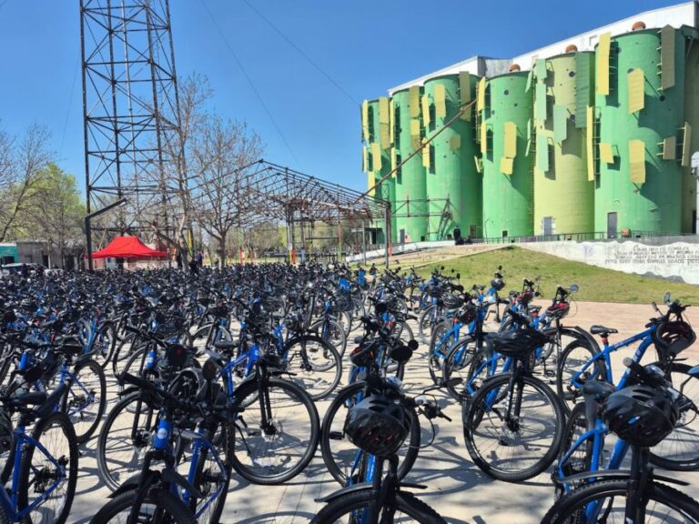 Lee más sobre el artículo Una política que marcha sobre ruedas: en 2025 entregaron 8.361 bicicletas TuBi en 341 escuelas
