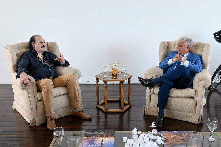 Lee más sobre el artículo El Gobernador recibió al mítico cantante Alcides