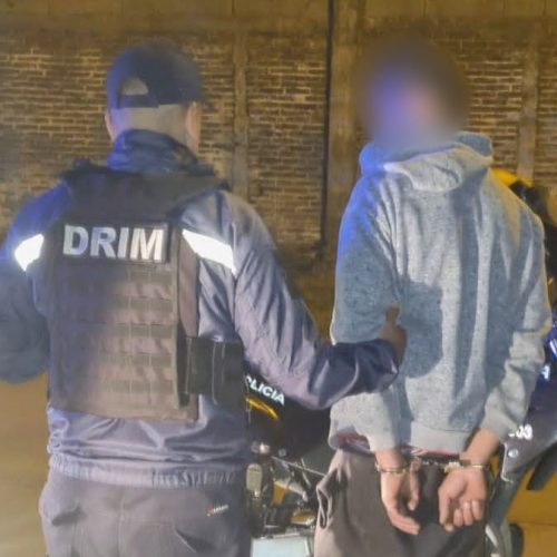 Lee más sobre el artículo Villa Mercedes: la Policía demoró a un hombre que portaba dos armas blancas durante un patrullaje nocturno