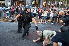 Lee más sobre el artículo Incidentes en la marcha de jubilados: golpes y tironeos con la Policía