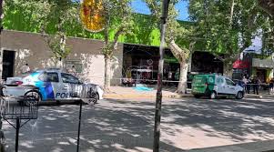 Lee más sobre el artículo Villa Mercedes: una mujer falleció tras descompensarse en la vereda del supermercado VEA