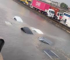 Lee más sobre el artículo Autos bajo el agua en plena Panamericana por el temporal