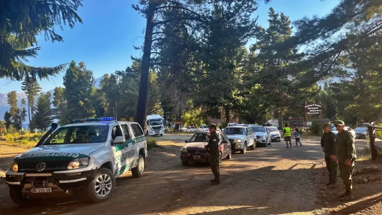 Lee más sobre el artículo Incendio forestal en Chubut: cortan la Ruta 40 entre Epuyén y El Hoyo por el avance del fuego
