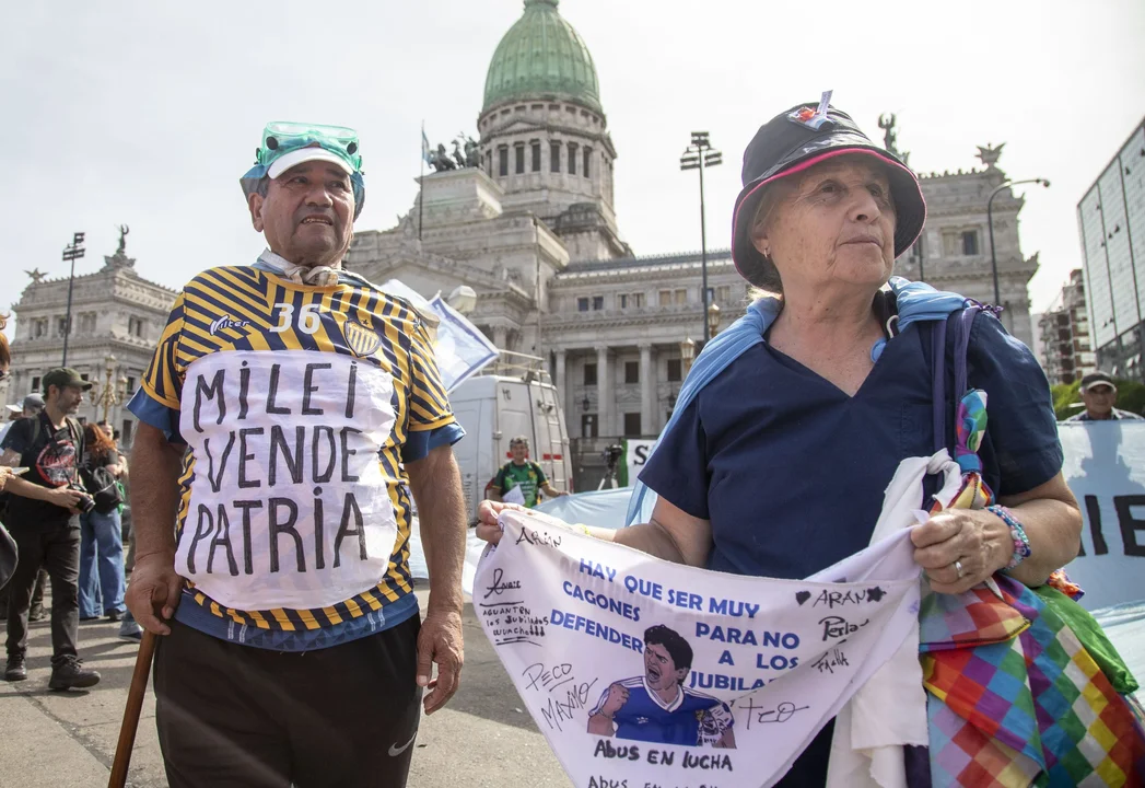 Lee más sobre el artículo Vuelven los incidentes en la marcha de los jubilados: cruce de la Policía con dos enmascarados