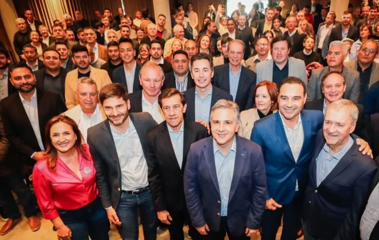 Lee más sobre el artículo Hermetismo por la reunión de los gobernadores en medio de las negociaciones por la reforma laboral de Milei