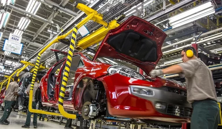 Lee más sobre el artículo Fuerte caída en la producción y ventas automotrices: qué pasó
