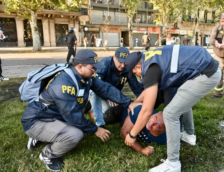 Lee más sobre el artículo Reforma laboral: 12 detenidos por las protestas en el Congreso