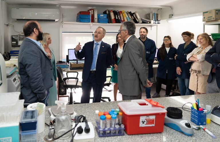 Lee más sobre el artículo El embajador de EEUU visitó la ANLIS Malbrán: “Fue volver al corazón de la medicina”