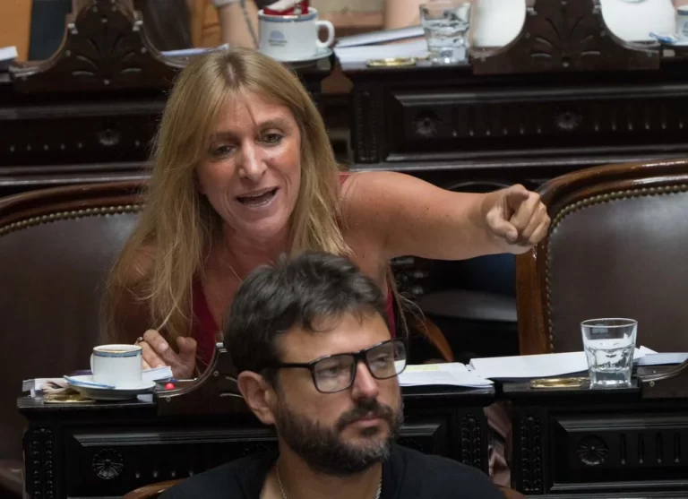 Lee más sobre el artículo La Libertad Avanza irá a fondo por la expulsión de la diputada Carignano tras el escándalo en la sesión