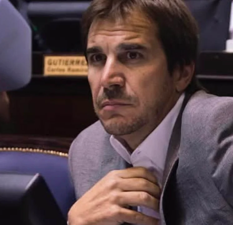 Lee más sobre el artículo Escándalo AFA: por qué Faroni cobra el 30 % si todo el trabajo lo hace el equipo interno de Marketing