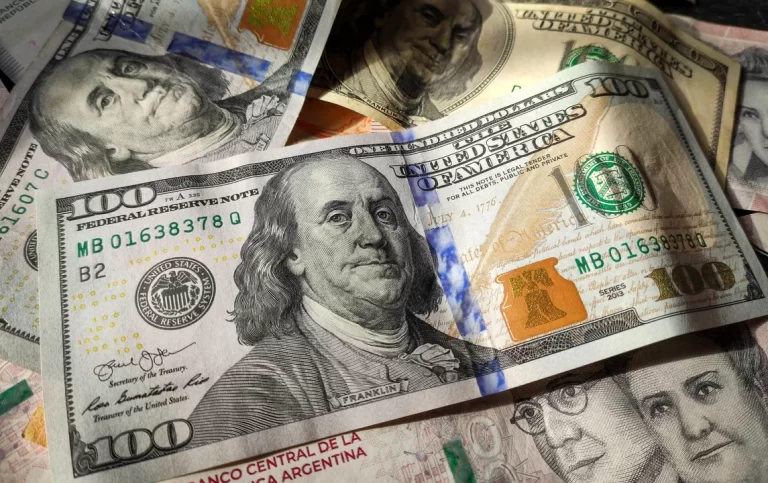 Lee más sobre el artículo El dólar oficial sube por tercera vez en cuatro ruedas