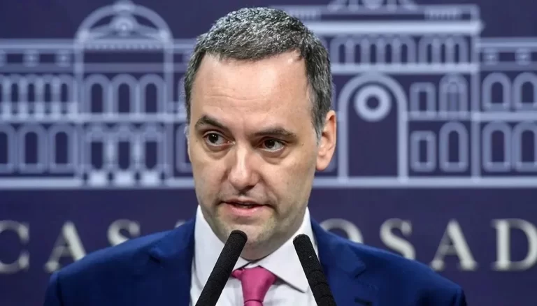 Lee más sobre el artículo Manuel Adorni habló sobre la polémica por el viaje de su esposa a Nueva York