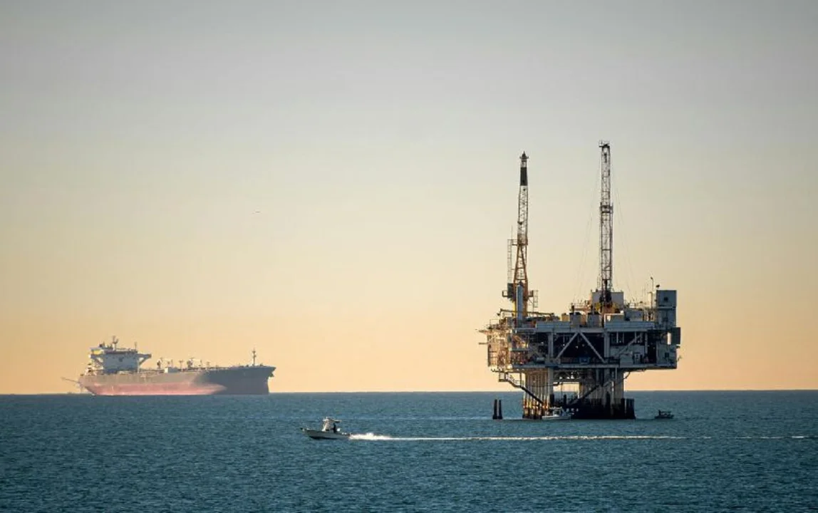 Lee más sobre el artículo El conflicto en Medio Oriente dispara el crudo y reabre el debate sobre la inflación