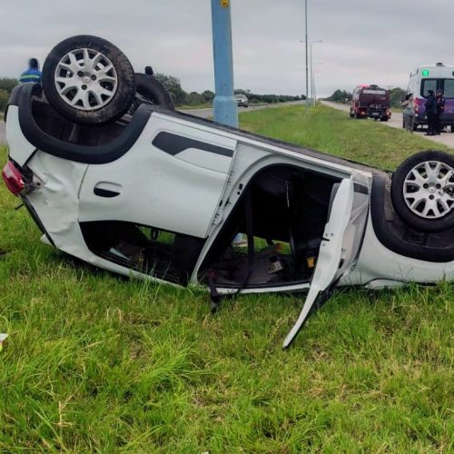 Lee más sobre el artículo Tres personas resultaron heridas tras el vuelco de un vehículo en la Autopista de las Serranías Puntanas