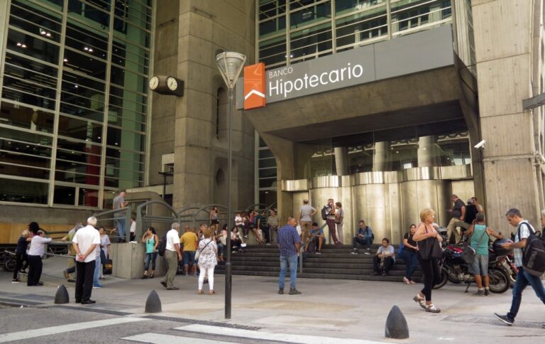 Lee más sobre el artículo Bancarios acuerdan aumento del 2,9% y el sueldo básico supera los $2.180.000