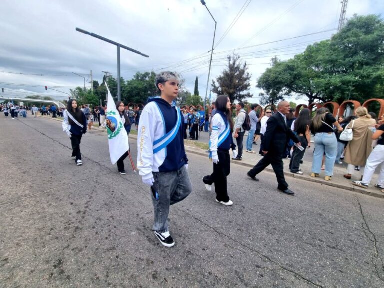 Lee más sobre el artículo Las escuelas de San Luis honraron a los héroes de Malvinas con una participación histórica