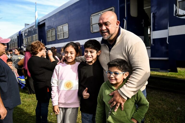 Lee más sobre el artículo Maxi visitó el operativo del Tren de Capital Humano en la ciudad