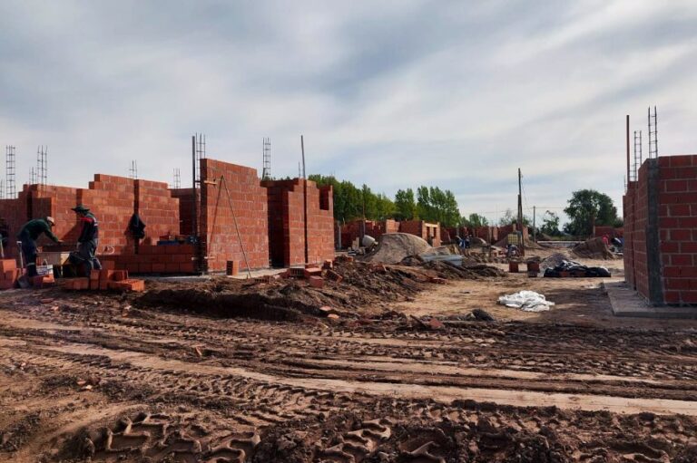 Lee más sobre el artículo Las viviendas de Villa Mercedes progresan en múltiples frentes activos de obra