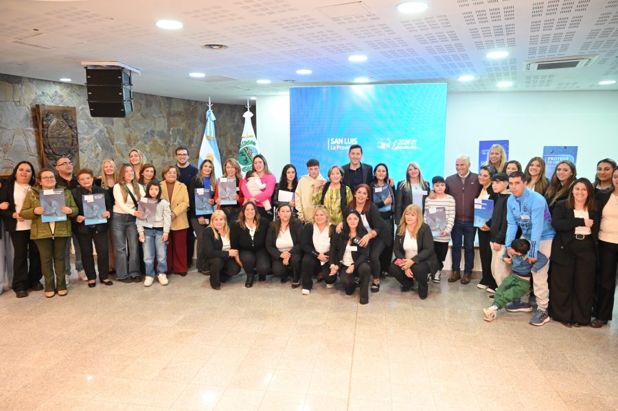 Lee más sobre el artículo San Luis: el Gobernador encabezó una nueva entrega de escrituras en Casa de Gobierno