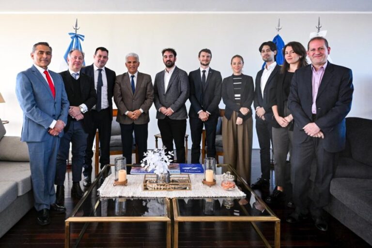 Lee más sobre el artículo Poggi recibió a autoridades de la Unión Europea y de Nación en Casa de Gobierno