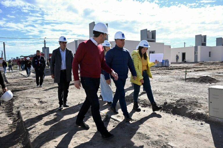 Lee más sobre el artículo ‘Tenemos Futuro’: el Gobernador visitó los futuros hogares que se construyen en la capital
