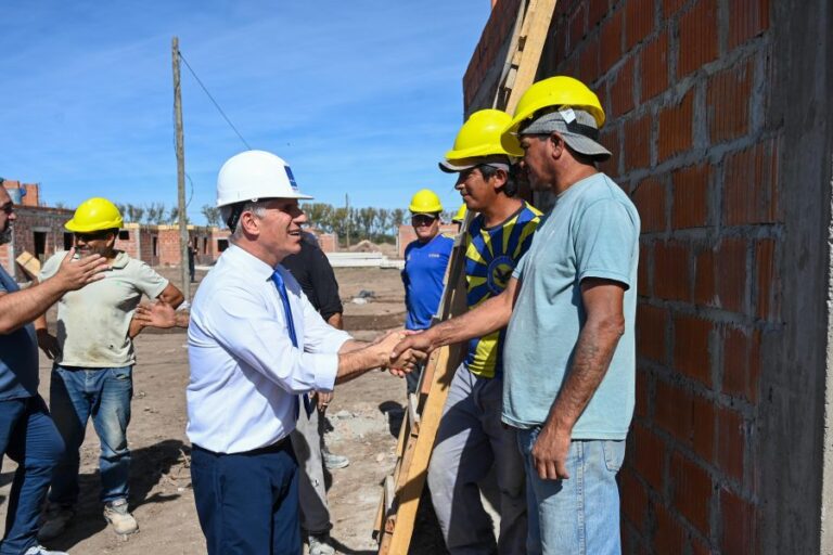 Lee más sobre el artículo Poggi visitó la obra de las casi 300 viviendas que se construyen en Villa Mercedes
