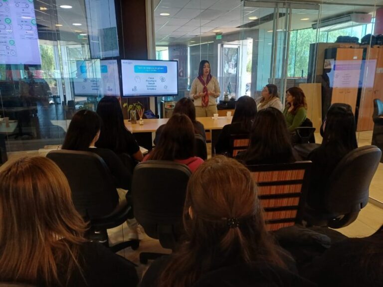 Lee más sobre el artículo Capacitaron a operadoras de la Línea 104 para fortalecer la atención en casos de violencia de género