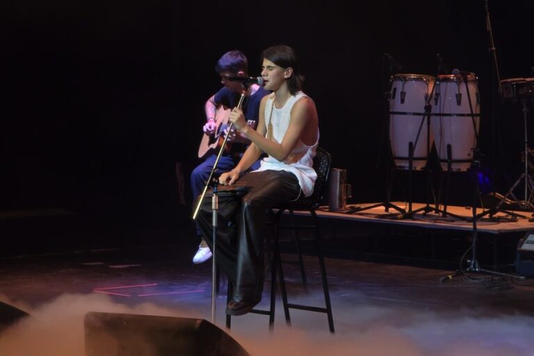 Lee más sobre el artículo Valentino Merlo brindó un show vibrante en el Cine Teatro