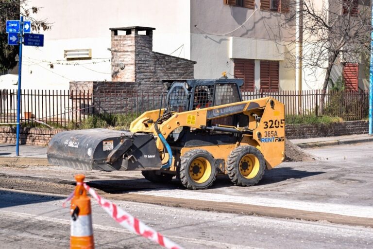 Lee más sobre el artículo Avanza la repavimentación en el barrio La Rioja con obras financiadas por el Municipio