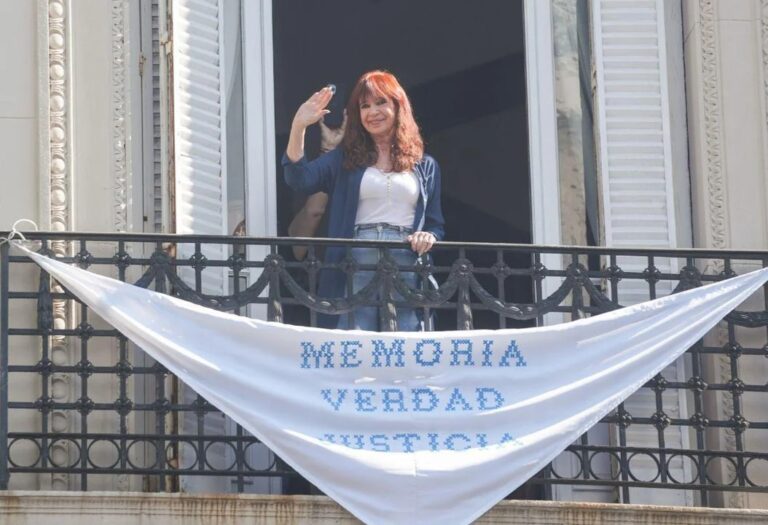 Lee más sobre el artículo Sabbatella y agrupaciones militantes repudian la condena a Cristina Kirchner, a días de conmemorarse su primer aniversario