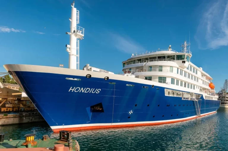 Lee más sobre el artículo La mayoría de la tripulación a bordo del crucero Hondius deberá someterse a cuarentena cuando llegue a Rotterdam