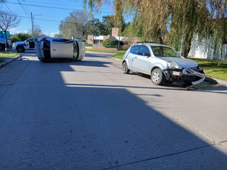 Lee más sobre el artículo Villa Mercedes: un auto volcó tras colisionar con otro vehículo y no hubo heridos