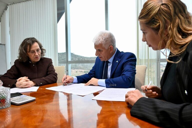 Lee más sobre el artículo El Gobierno invertirá más de $2.800 millones en equipamiento para maternidades y hospitales de San Luis