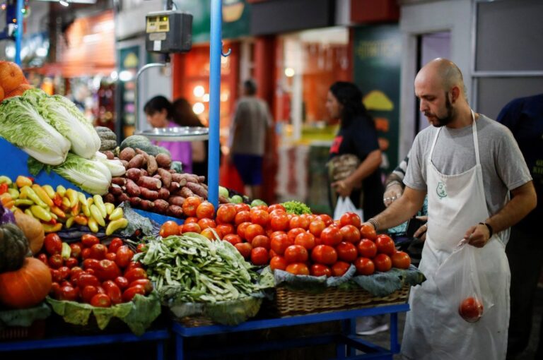 Lee más sobre el artículo Consumo en crisis: las compras de alimentos caen mientras crecen los gastos en impuestos y servicios