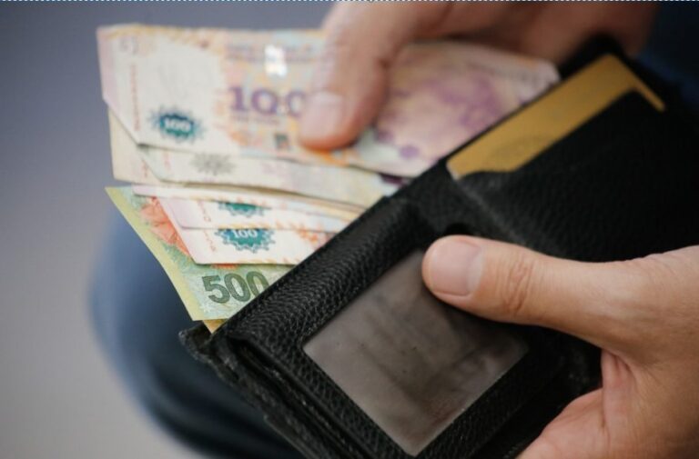 Lee más sobre el artículo Salario insuficiente: 7 de cada 10 trabajadores argentinos gastan su sueldo en menos de 14 días