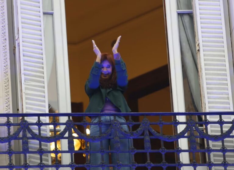 Lee más sobre el artículo La Justicia podría revocar el arresto domiciliario de Cristina Kirchner por las manifestaciones en la puerta de su casa