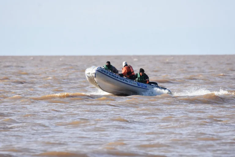 Lee más sobre el artículo Hallaron un cuerpo en el Río de La Plata y hay preocupación para saber si se trata de alguno de los pescadores desaparecidos