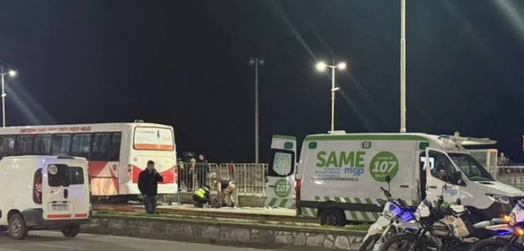 Lee más sobre el artículo Tragedia y muerte en Mar del Plata: un colectivo subió a una vereda en la rambla y atropelló a varias personas