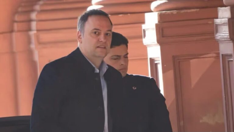 Lee más sobre el artículo Tras renunciar a la jefatura de Gabinete, Adorni dejó el directorio de YPF