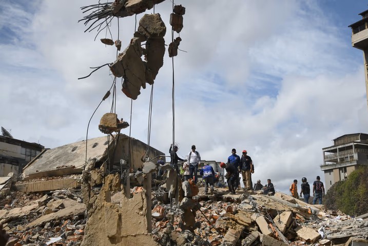 Lee más sobre el artículo Aumenta a 3.685 la cifra de muertos por los terremotos en Venezuela
