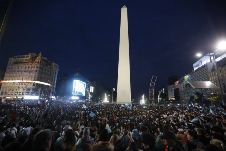 Lee más sobre el artículo Impresionante banderazo en el Obelisco: una multitud celebra el pase de Argentina a la final del Mundial
