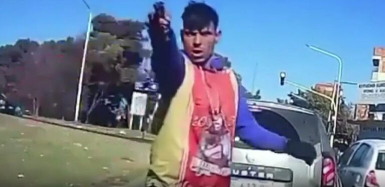 Lee más sobre el artículo Horror en La Matanza: quisieron robarle el auto, el delincuente la apuntó con un arma y todo quedó grabado