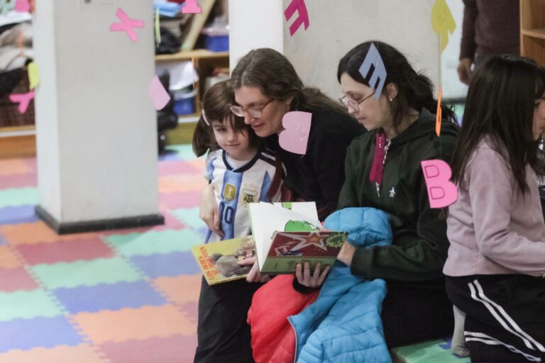 Lee más sobre el artículo Niñas y niños disfrutan de las tardes de vacaciones en la Biblioteca Ana María Shua