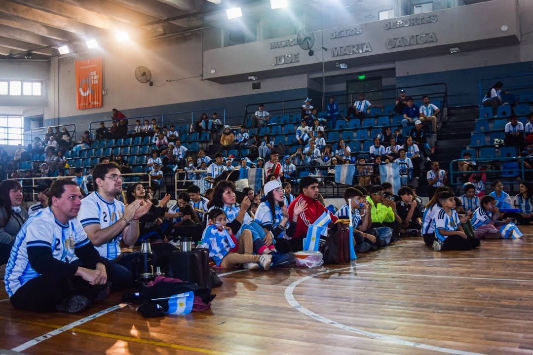 Lee más sobre el artículo El triunfo de Argentina se vivió a pleno en el Palacio de los Deportes