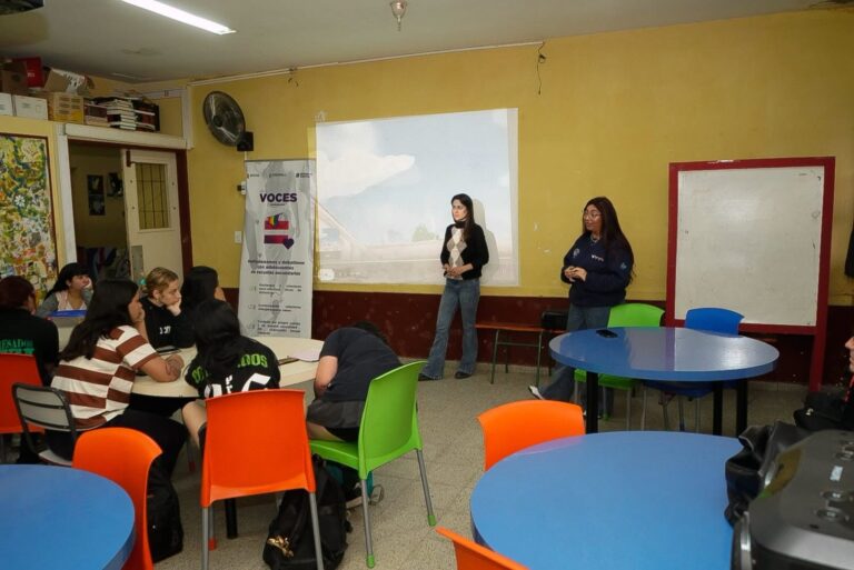 Lee más sobre el artículo El Ciclo Voces continúa recorriendo las escuelas de la ciudad