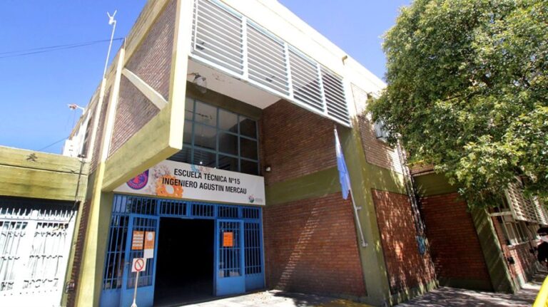 Lee más sobre el artículo Con proyectos, prácticas y tecnología, la Escuela Técnica Nº15 forma a los profesionales del futuro