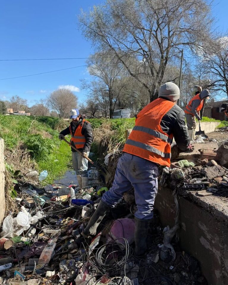 Lee más sobre el artículo Volvieron a limpiar el canal del barrio Santa Teresita y retiraron una gran cantidad de residuos