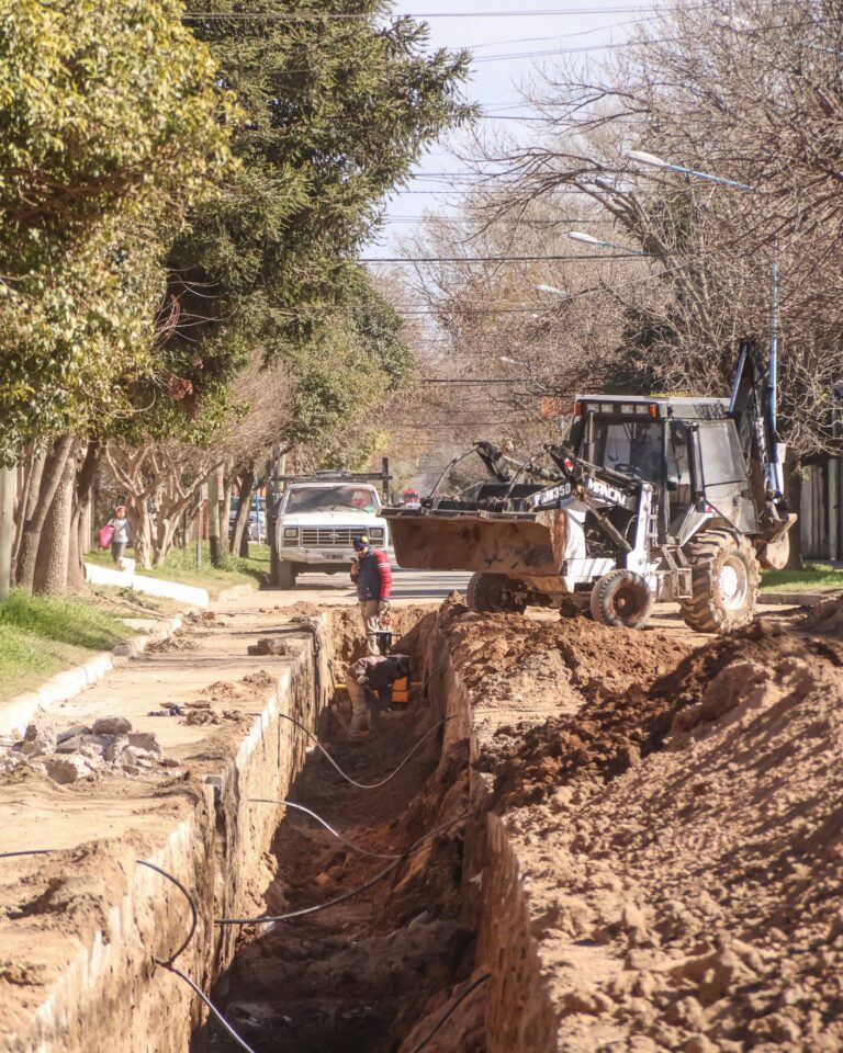 Lee más sobre el artículo Avanza la renovación de la red cloacal con la instalación de la primera cuadra de la colectora en profundidad