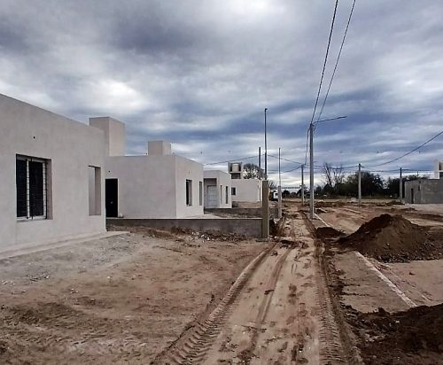 Lee más sobre el artículo Villa Mercedes: las viviendas del programa ‘Tenemos Futuro’ avanzan y ya muestran sus formas definitivas