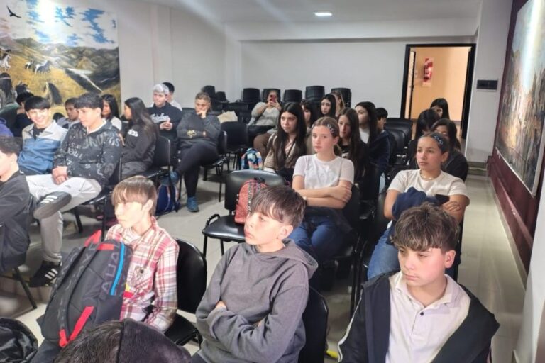 Lee más sobre el artículo Cada vez más estudiantes conocen las historias de los veteranos de Malvinas